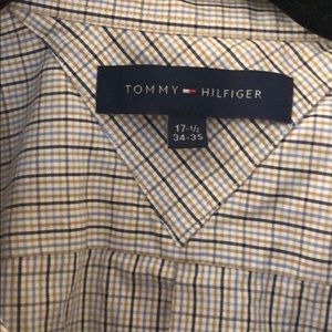 Tommy Hilfiger dress shirt, regular fit in small check plaid pattern
